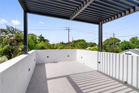 Casa en venta en Miami, Florida, 5 dormitorios, 372.35 m2 № 1940004 - foto 15