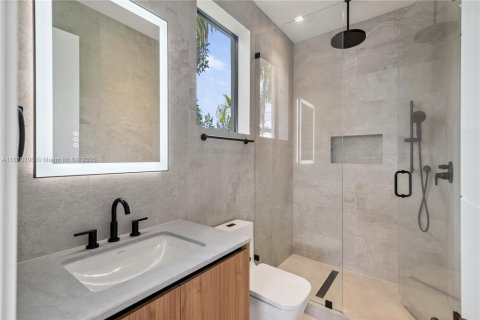 Casa en venta en Miami, Florida, 5 dormitorios, 372.35 m2 № 1940004 - foto 14
