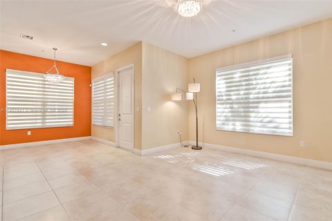 Townhouse in Pembroke Pines, Florida 4 bedrooms, 261.61 sq.m. № 1963905 - photo 5