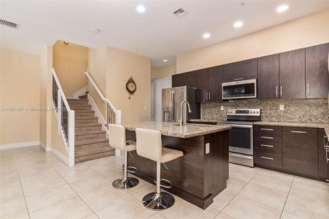 Townhouse in Pembroke Pines, Florida 4 bedrooms, 261.61 sq.m. № 1963905 - photo 7