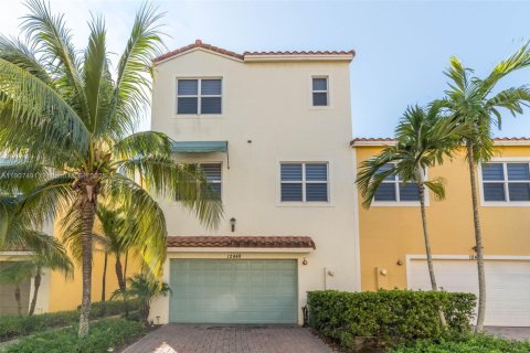 Townhouse in Pembroke Pines, Florida 4 bedrooms, 261.61 sq.m. № 1963905