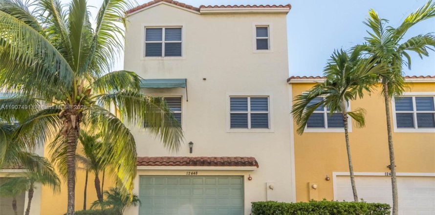 Townhouse in Pembroke Pines, Florida 4 bedrooms, 261.61 sq.m. № 1963905