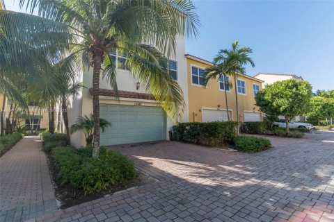 Townhouse in Pembroke Pines, Florida 4 bedrooms, 261.61 sq.m. № 1963905 - photo 28