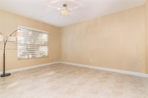 Townhouse in Pembroke Pines, Florida 4 bedrooms, 261.61 sq.m. № 1963905 - photo 4
