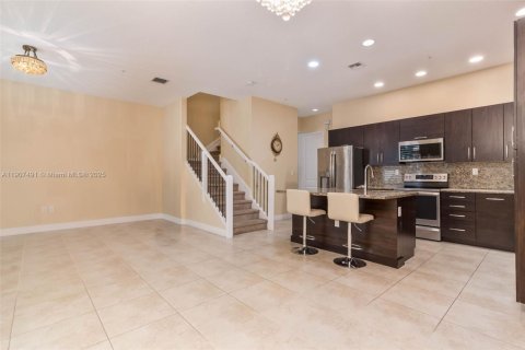 Townhouse in Pembroke Pines, Florida 4 bedrooms, 261.61 sq.m. № 1963905 - photo 3
