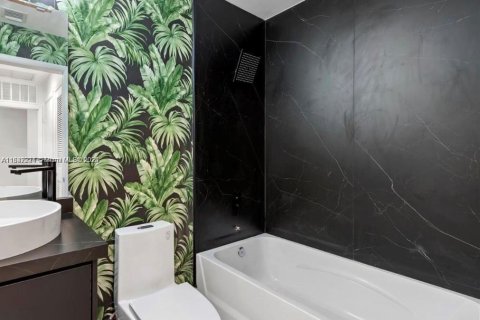 Condo in Miami, Florida, 2 bedrooms  № 1936405 - photo 27