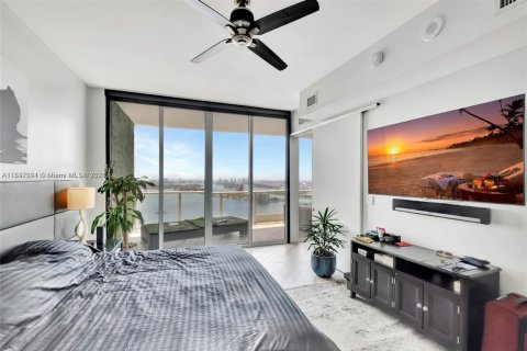 Condo in Miami, Florida, 2 bedrooms  № 1936405 - photo 12