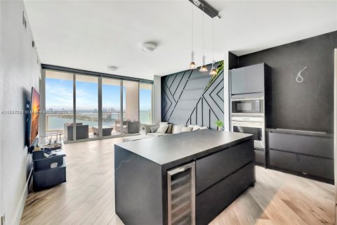 Condo in Miami, Florida, 2 bedrooms  № 1936405 - photo 7