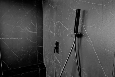 Condo in Miami, Florida, 2 bedrooms  № 1936405 - photo 13