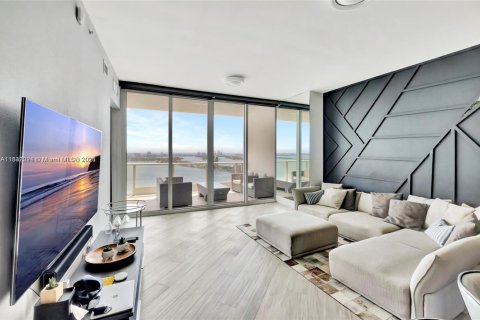 Condo in Miami, Florida, 2 bedrooms  № 1936405 - photo 3