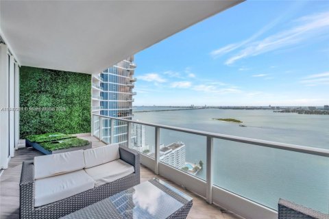Condo in Miami, Florida, 2 bedrooms  № 1936405 - photo 1