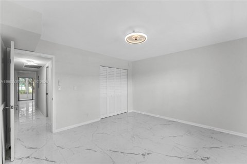 Condo in Coconut Creek, Florida, 2 bedrooms  № 2053098 - photo 16