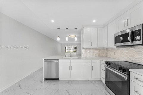 Condo in Coconut Creek, Florida, 2 bedrooms  № 2053098 - photo 3