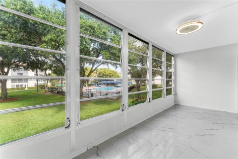 Condo in Coconut Creek, Florida, 2 bedrooms  № 2053098 - photo 11