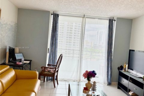 Снять в аренду кондоминиум в Халландейл-Бич, Флорида 1 спальня, 76.92м2, № 1966169 - фото 3