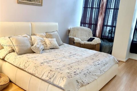 Снять в аренду кондоминиум в Халландейл-Бич, Флорида 1 спальня, 76.92м2, № 1966169 - фото 4