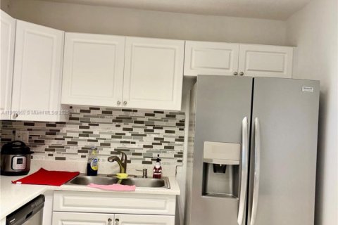 Снять в аренду кондоминиум в Халландейл-Бич, Флорида 1 спальня, 76.92м2, № 1966169 - фото 1