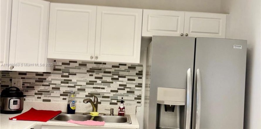 Кондоминиум с 1 спальней в Халландейл-Бич, Флорида № 1966169