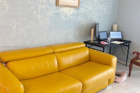 Снять в аренду кондоминиум в Халландейл-Бич, Флорида 1 спальня, 76.92м2, № 1966169 - фото 2