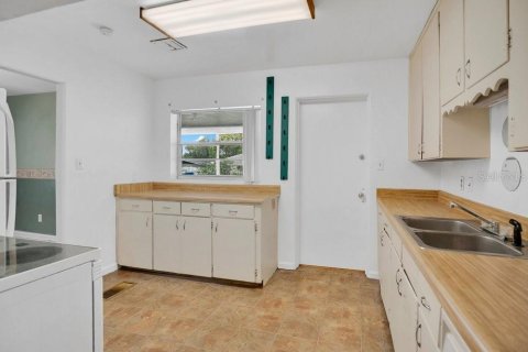 House in Orlando, Florida 3 bedrooms, 143.26 sq.m. № 2213205 - photo 11