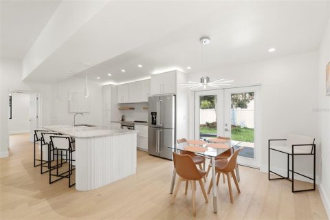 House in Winter Park, Florida 4 bedrooms, 192.77 sq.m. № 2223363 - photo 11