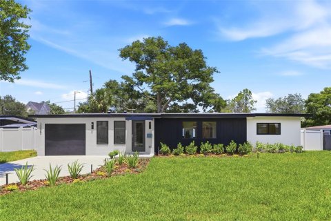 House in Winter Park, Florida 4 bedrooms, 192.77 sq.m. № 2223363