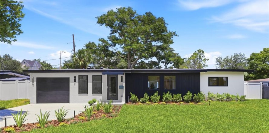 House in Winter Park, Florida 4 bedrooms, 192.77 sq.m. № 2223363