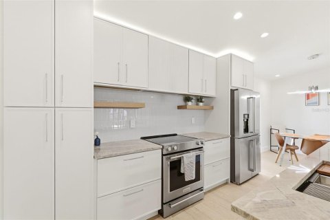 House in Winter Park, Florida 4 bedrooms, 192.77 sq.m. № 2223363 - photo 15