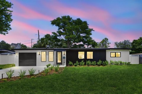 House in Winter Park, Florida 4 bedrooms, 192.77 sq.m. № 2223363 - photo 2