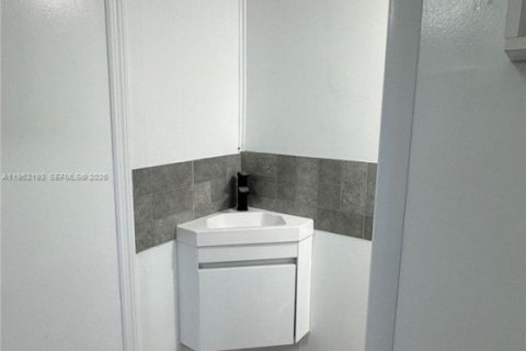 Apartamento en alquiler en Hallandale Beach, Florida, 1 dormitorio, 51.1 m2 № 2054367 - foto 5