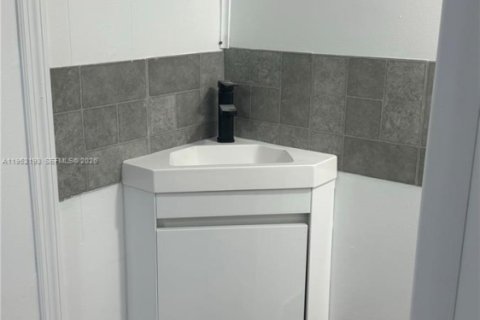 Apartamento en alquiler en Hallandale Beach, Florida, 1 dormitorio, 51.1 m2 № 2054367 - foto 4