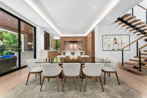 Casa en venta en Miami, Florida, 5 dormitorios, 366.41 m2 № 1938278 - foto 3