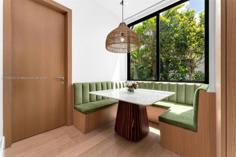 Casa en venta en Miami, Florida, 5 dormitorios, 366.41 m2 № 1938278 - foto 5