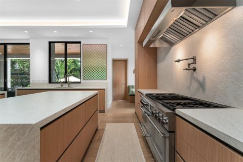 Casa en venta en Miami, Florida, 5 dormitorios, 366.41 m2 № 1938278 - foto 4