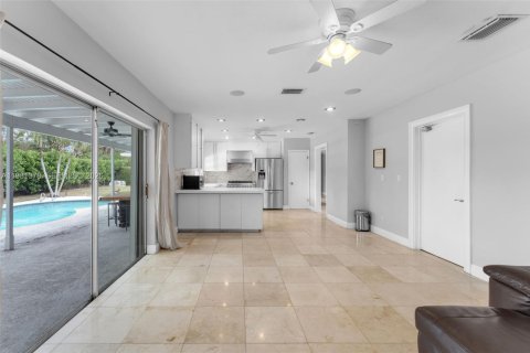 Casa en venta en Miami, Florida, 4 dormitorios, 212.75 m2 № 2058272 - foto 13