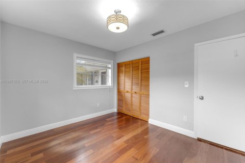 Casa en venta en Miami, Florida, 4 dormitorios, 212.75 m2 № 2058272 - foto 16