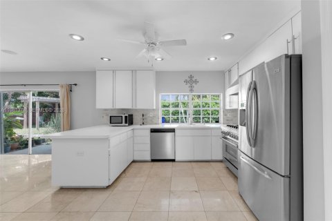 Casa en venta en Miami, Florida, 4 dormitorios, 212.75 m2 № 2058272 - foto 8