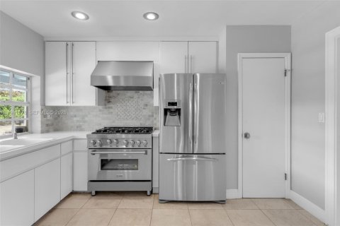 Casa en venta en Miami, Florida, 4 dormitorios, 212.75 m2 № 2058272 - foto 9