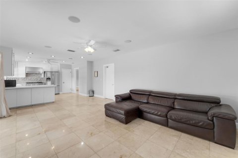Casa en venta en Miami, Florida, 4 dormitorios, 212.75 m2 № 2058272 - foto 12