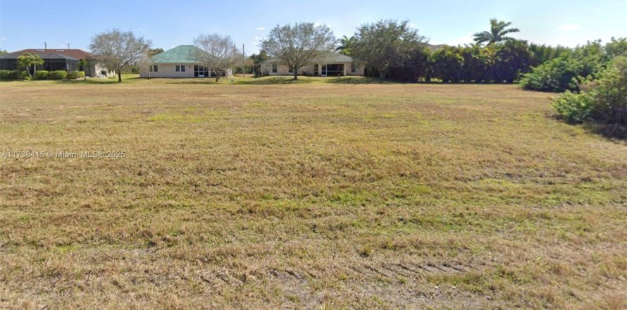 Land in Cape Coral, Florida № 1862408