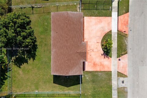 House in Miami, Florida 4 bedrooms, 111.48 sq.m. № 2059346 - photo 24