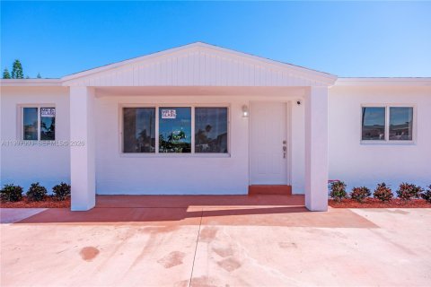 House in Miami, Florida 4 bedrooms, 111.48 sq.m. № 2059346 - photo 28