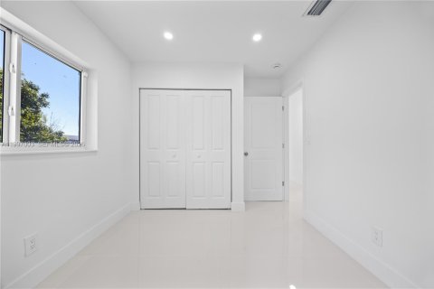 House in Miami, Florida 4 bedrooms, 111.48 sq.m. № 2059346 - photo 15