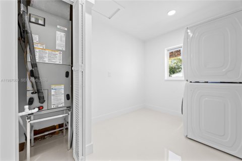 House in Miami, Florida 4 bedrooms, 111.48 sq.m. № 2059346 - photo 18