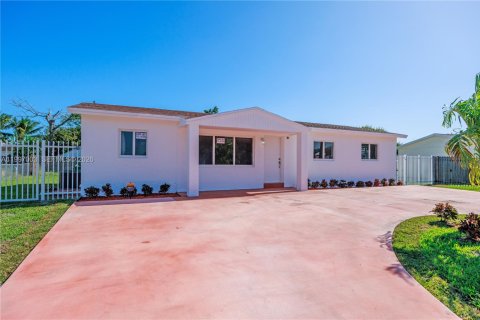 House in Miami, Florida 4 bedrooms, 111.48 sq.m. № 2059346 - photo 27