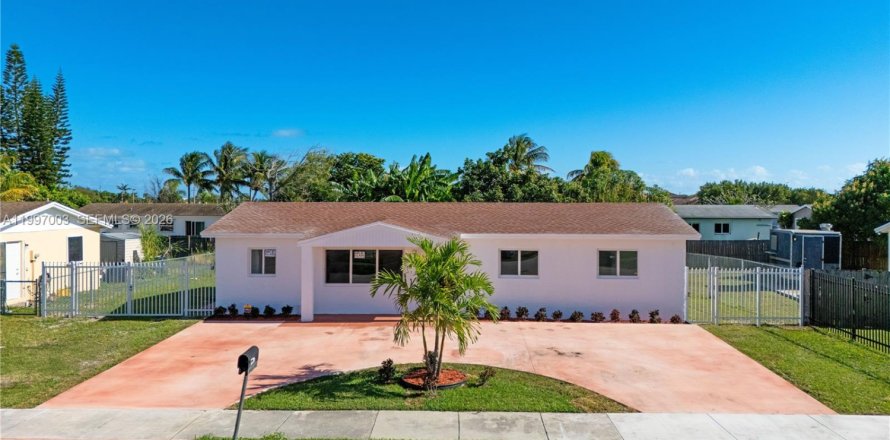 House in Miami, Florida 4 bedrooms, 111.48 sq.m. № 2059346