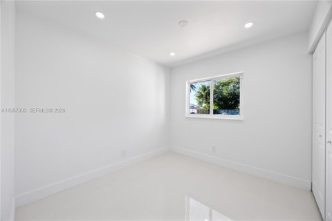 House in Miami, Florida 4 bedrooms, 111.48 sq.m. № 2059346 - photo 14