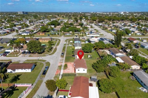 House in Miami, Florida 4 bedrooms, 111.48 sq.m. № 2059346 - photo 23