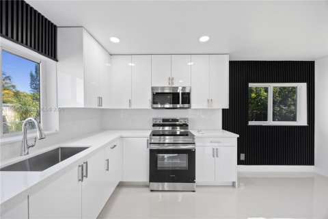 House in Miami, Florida 4 bedrooms, 111.48 sq.m. № 2059346 - photo 19