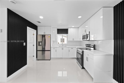 House in Miami, Florida 4 bedrooms, 111.48 sq.m. № 2059346 - photo 2